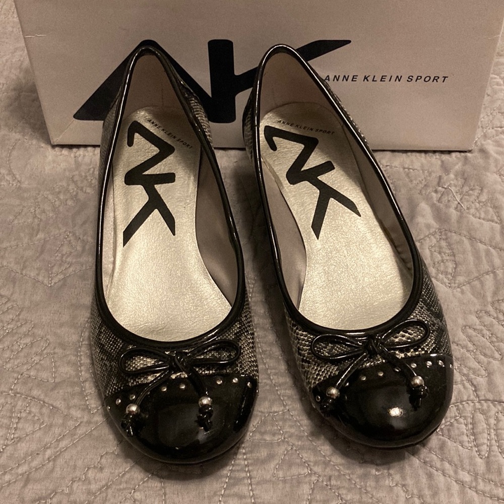 Anne Klein Black patent leather and faux snake skin wedge. Size 7.5 medium